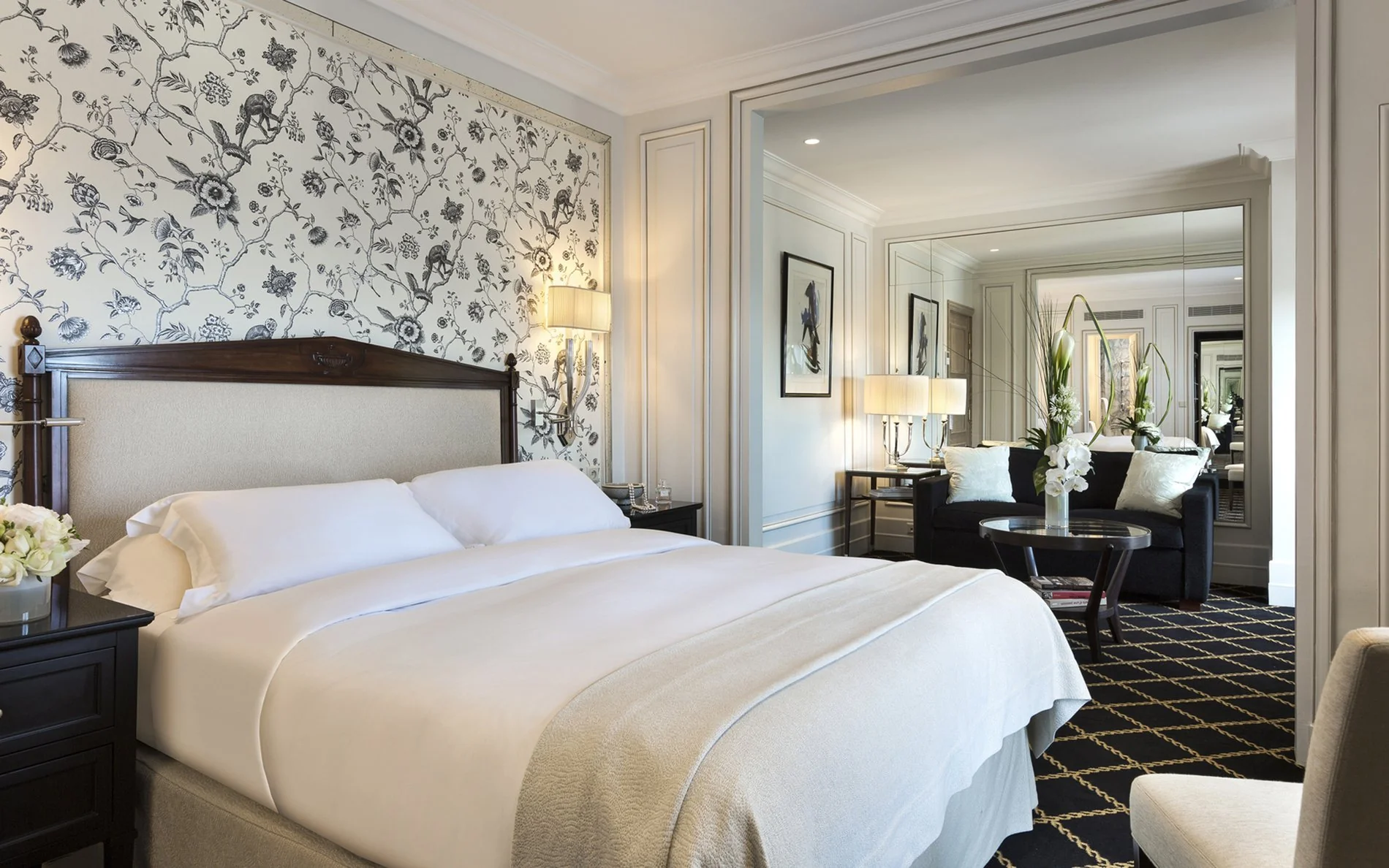 Chambre lumineuse et raffinée avec coin salon dans la Terrace Junior Suite de l’Hôtel San Régis.